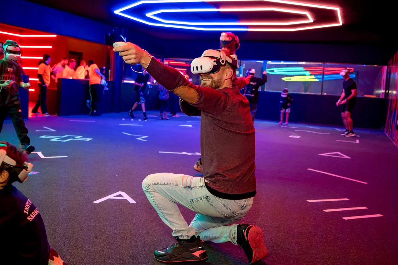 VR Arena / Neón en movimiento
